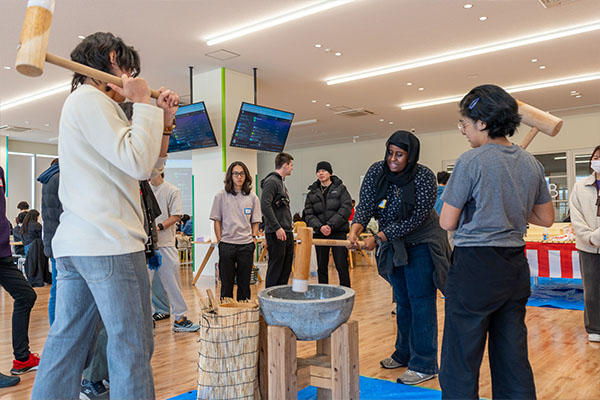 国際交流イベント「Connect Café餅つき大会」を開催しました 【学生センター・国際センター】